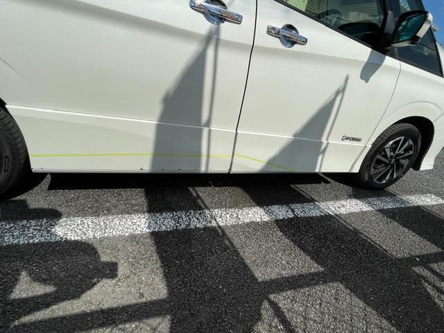 【さいたま見沼店】日産 セレナ 右フロントドアガーニッシュ、右スライドドアガーニッシュの板金塗装・修理事例