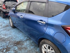 【川越店】日産 ノート 左フロントドア、左リヤドア、左ロッカーの板金塗装・修理事例2