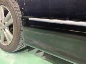【新座店】日産 エルグランド 右スライドドアガーニッシュの板金塗装・修理事例1