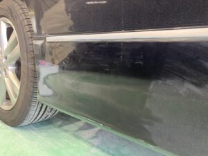 【新座店】日産 エルグランド 右スライドドアガーニッシュの板金塗装・修理事例2