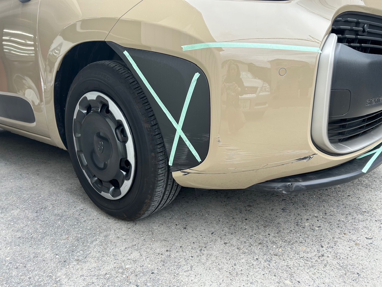 【松戸店】トヨタ シエンタ 右フロントバンパー、左ロッカーパネルの修理事例