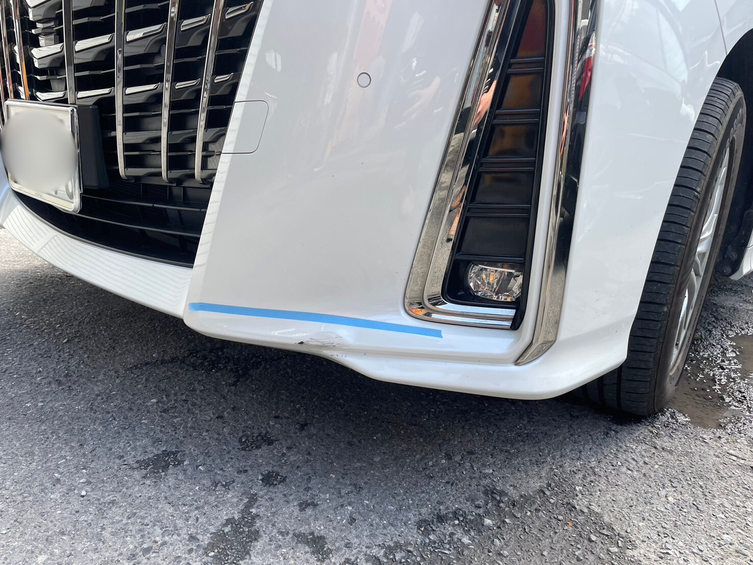 【越谷店】トヨタ アルファード 左フロントバンパーの板金塗装・修理事例