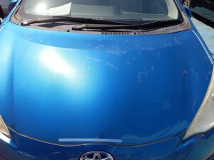 【川越店】トヨタ アクア ルーフ、ボンネット、ロッカーパネルの板金塗装・修理事例1