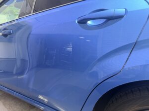 【箕面171店】日産 ノー ト左リアドアの板金塗装・修理事例1