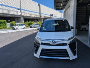 【茨木店】トヨタ ヴォクシー 左リヤバンパーの板金塗装・修理事例1
