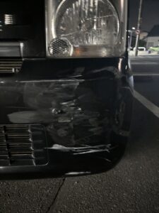 【松戸店】ダイハツ コンテ 右フロントバンパーの板金塗装・修理事例1
