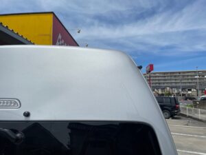 【松戸店】トヨタ ハイエース バックドアの板金塗装・修理事例2