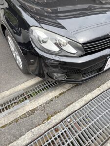 【高槻店】フォルクスワーゲン ゴルフ 右フロントバンパーの板金塗装・修理事例1