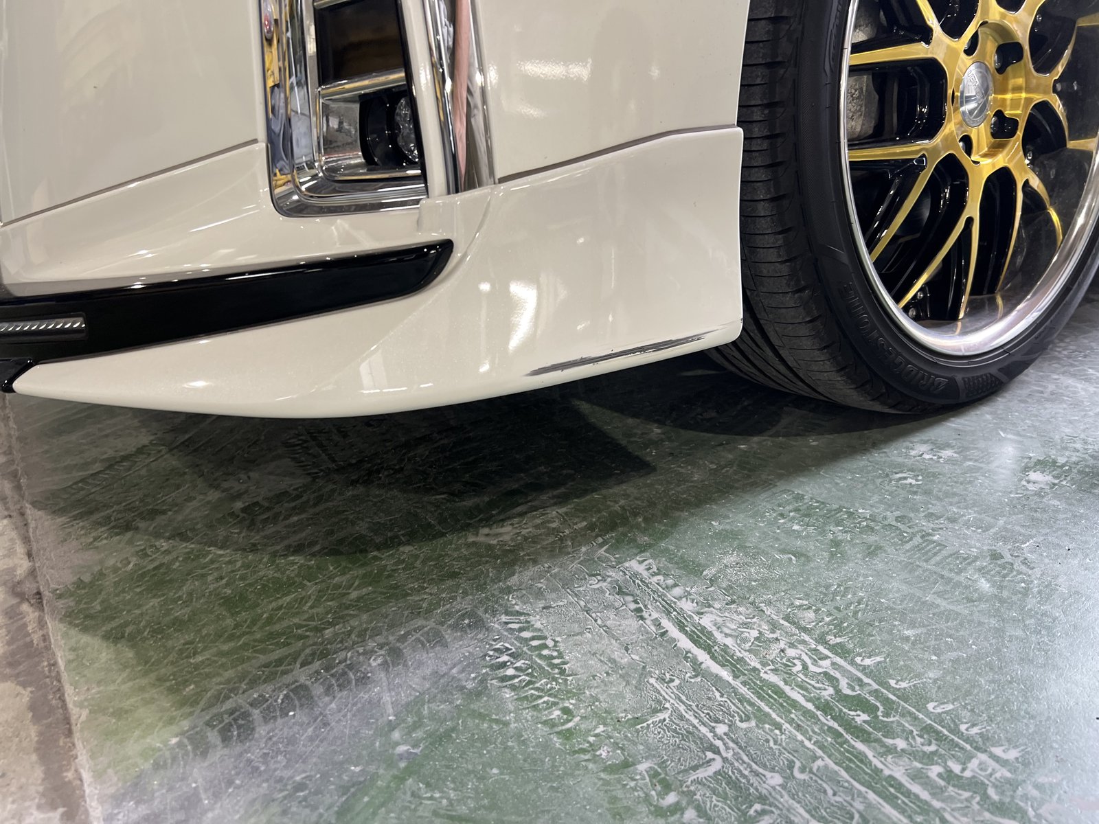 【習志野店】トヨタ アルファード 左フロントバンパーアンダー（エアロ）の板金塗装・修理事例