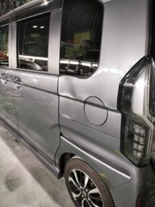 【習志野店】ホンダ N-BOX 左クォーターパネルの板金塗装・修理事例1