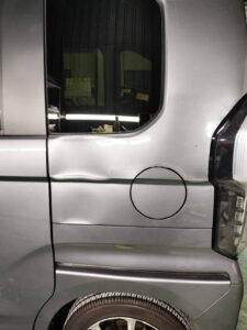 【習志野店】ホンダ N-BOX 左クォーターパネルの板金塗装・修理事例2