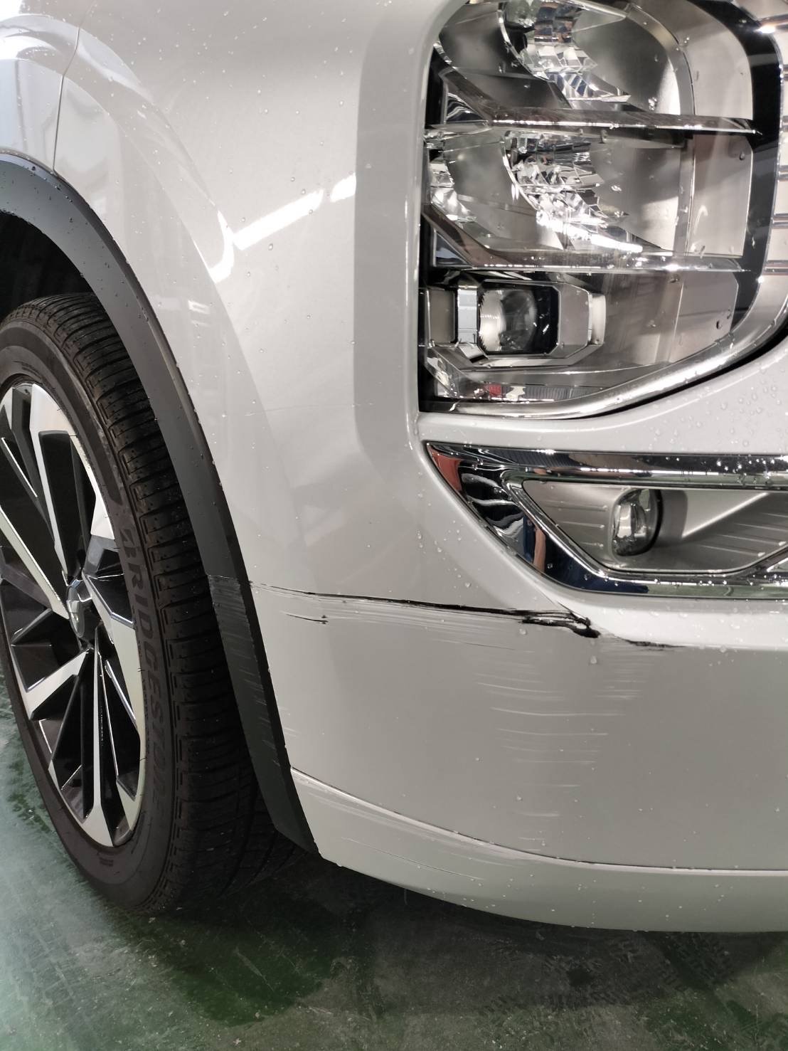 【習志野店】三菱 アウトランダーPHEV 右フロントバンパー、右フロントフェンダーガーニッシュの板金塗装・修理事例