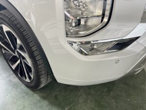 【習志野店】三菱 アウトランダーPHEV 右フロントバンパー、右フロントフェンダーガーニッシュの板金塗装・修理事例2