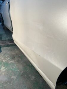 【平塚店】トヨタ エスティマ 左スライドドアパネルの板金塗装・修理事例3