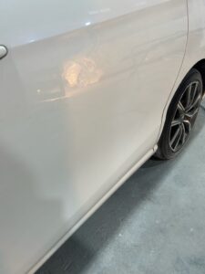 【平塚店】トヨタ エスティマ 左スライドドアパネルの板金塗装・修理事例4