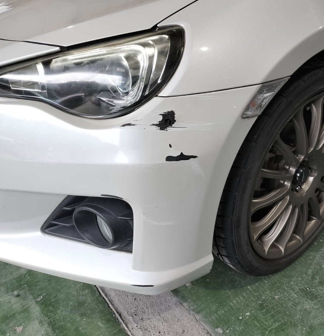 【習志野店】スバル BRZ 左フロントバンパーの板金塗装・修理事例