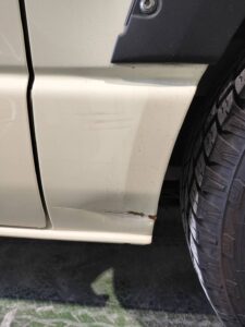 【習志野店】トヨタ ハイエース 左クォーターパネルの板金塗装・修理事例1
