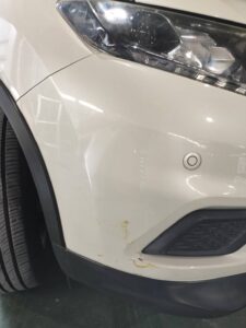 【習志野店】日産 エクストレイル 右フロントバンパー、右フロントフェンダーガーニッシュの板金塗装・修理事例1