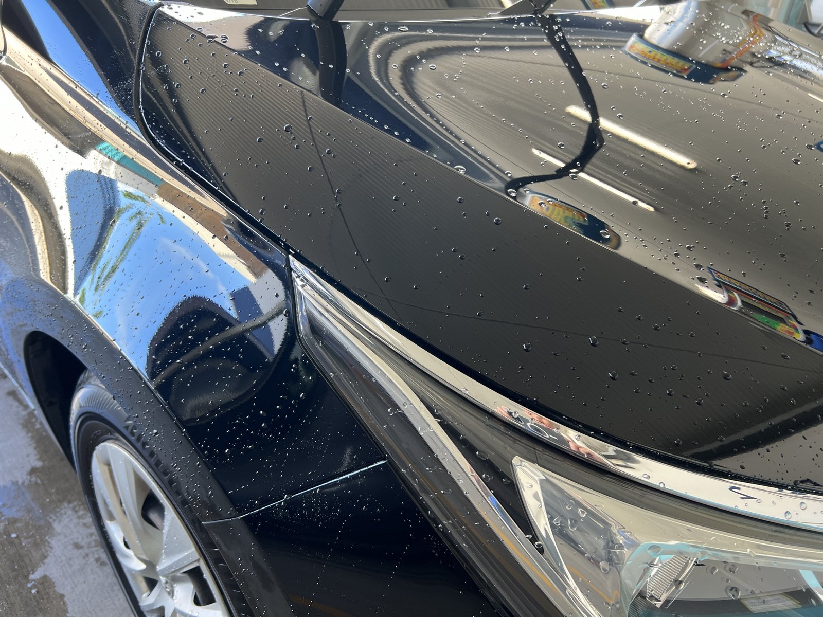 車のボディに水滴が乗っている状態