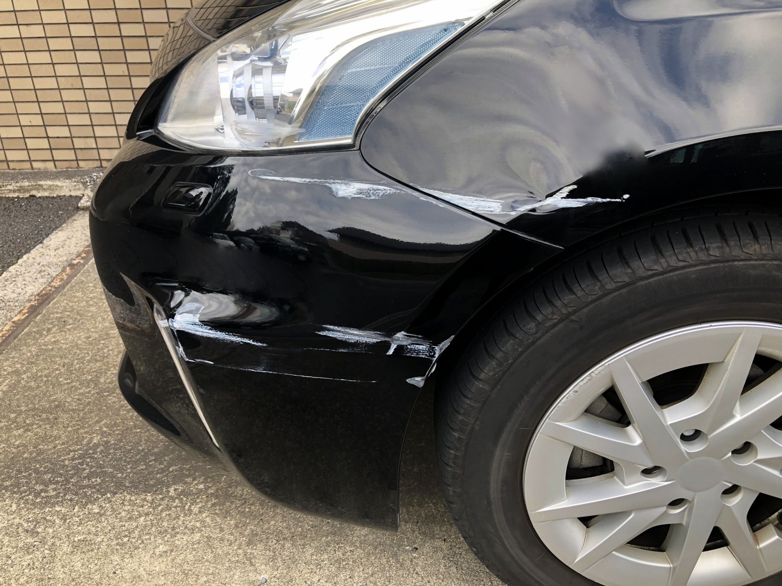 車のボディにできた擦り傷のアップ