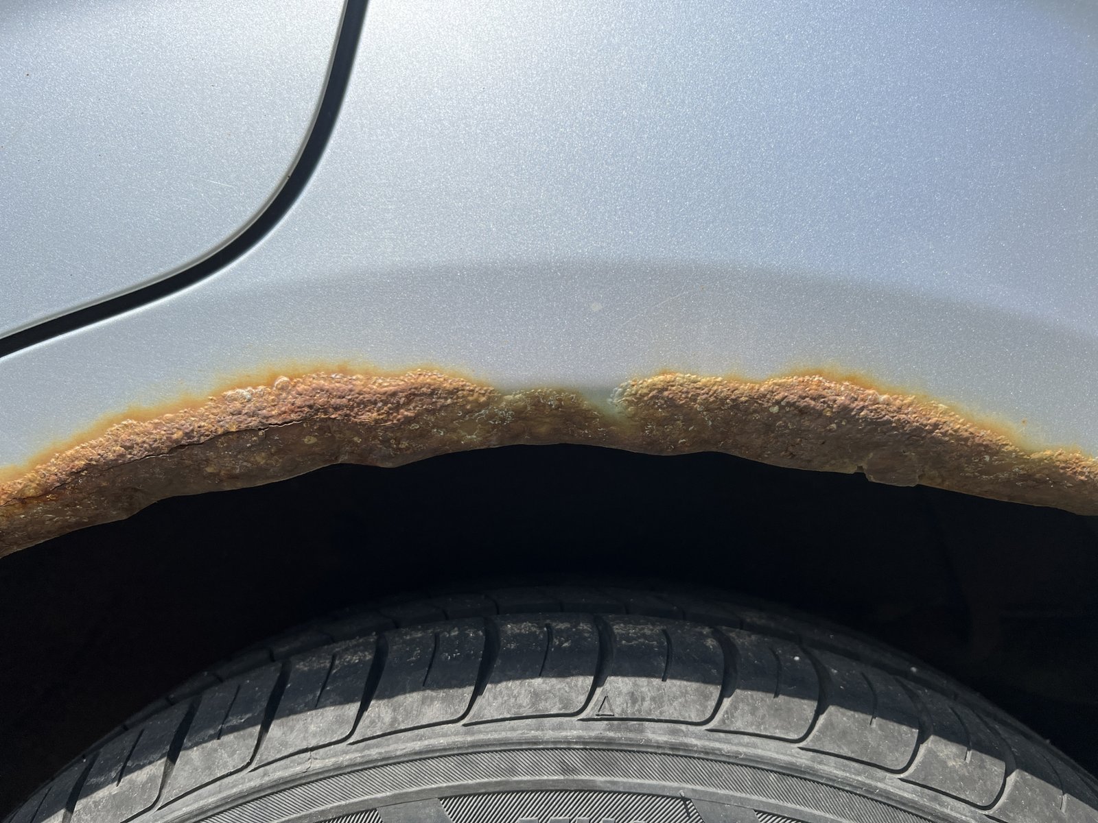 ホイールアーチの縁に沿って広がった車体の錆