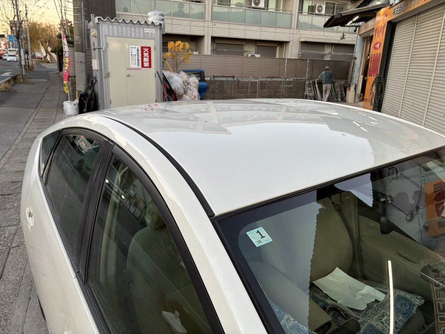 【越谷店】トヨタ プリウス ルーフ、左右ルーフピラー、左ミラーカバー、左クォーターの板金塗装・修理事例6