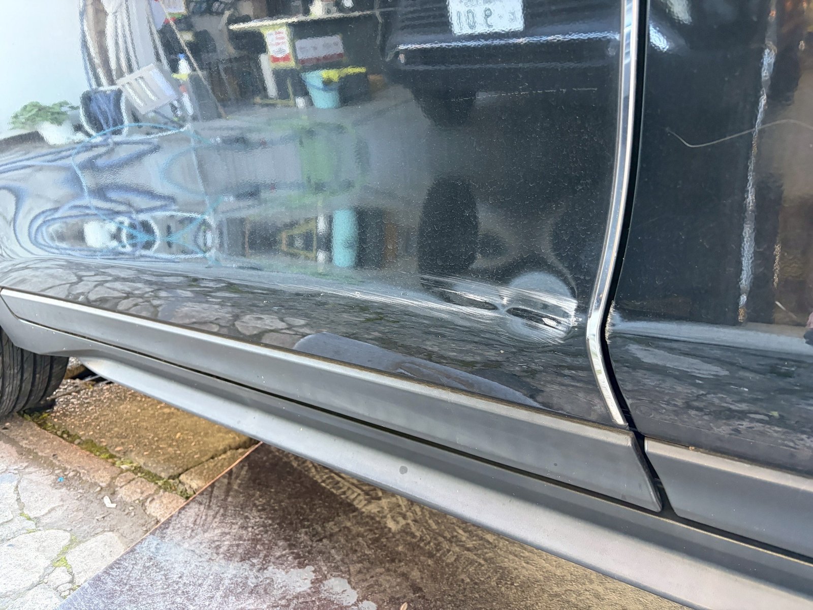 【川崎丸子橋店】日産 エクストレイル 左フロントドアの板金塗装・修理事例1
