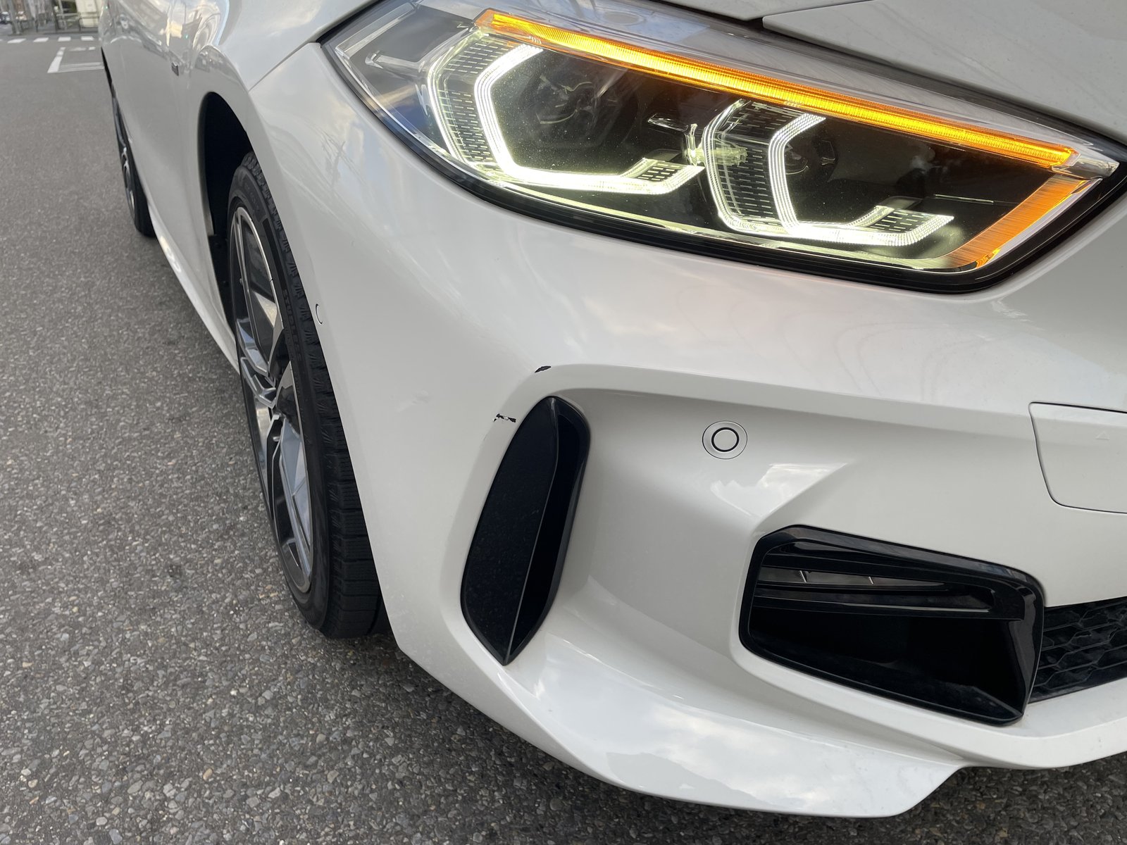 【江戸川店】BMW 1シリーズ 右フロントバンパーの板金塗装・修理事例1