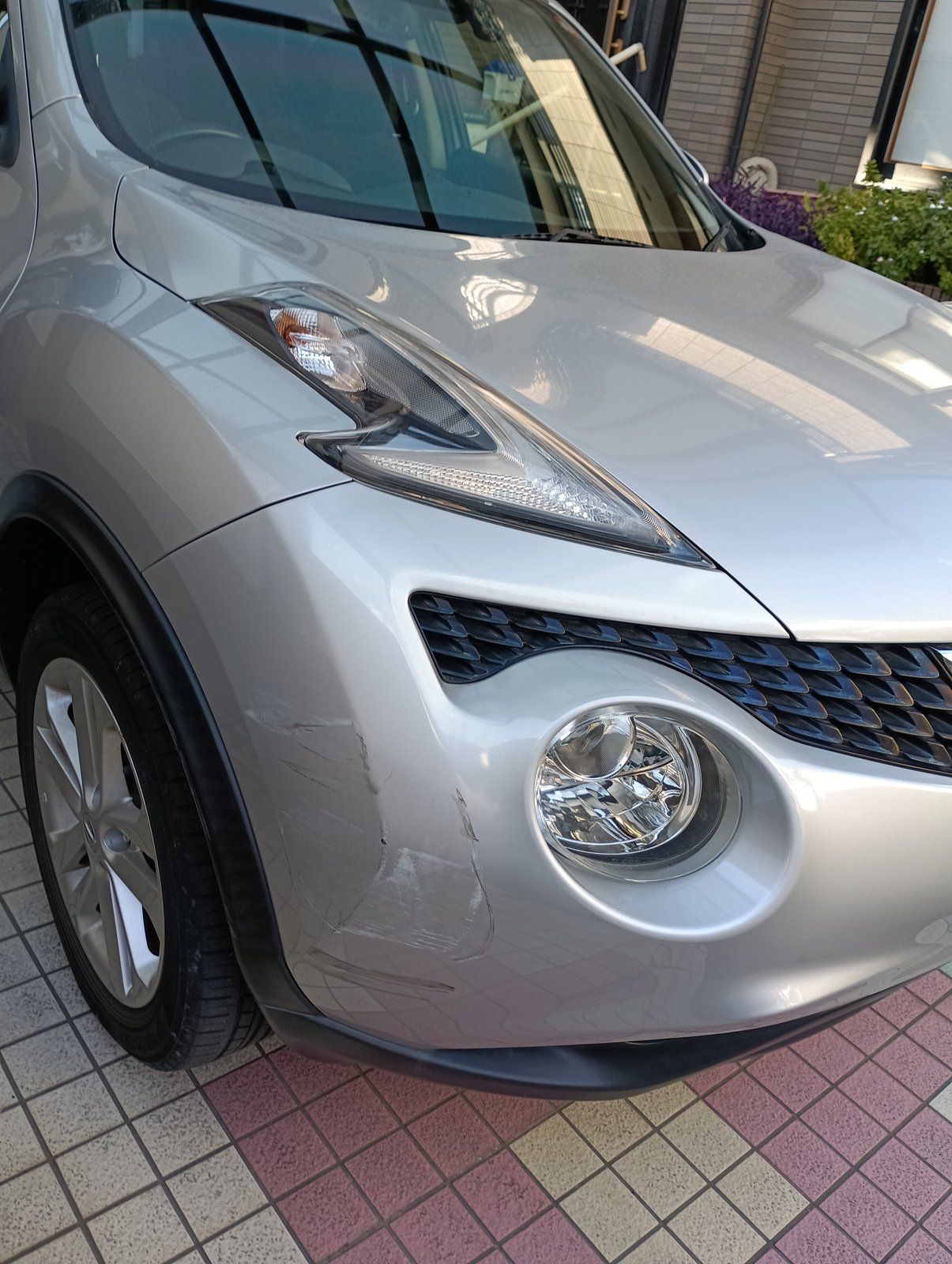 【八王子店】日産 ジューク 右フロントバンパーの板金塗装・修理事例1